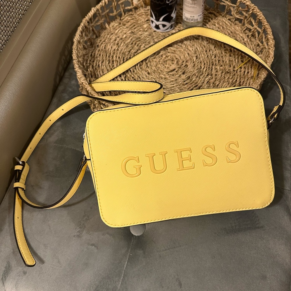 Guess women’s cross body purse🔥